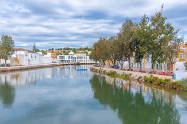 Portekiz, Tavira 'da Gilao nehrinin kıyısındaki evler..