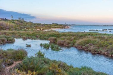 Portekiz, Cacelha Velha 'daki Algarve bölgesinin kıyı şeridi.