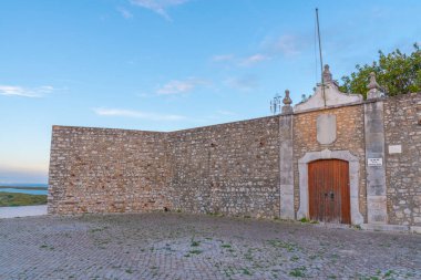 Portekiz 'in eski Cacelha Velha kasabasındaki kale..