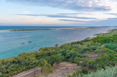 Portekiz, Cacelha Velha 'daki Algarve bölgesinin kıyı şeridi.