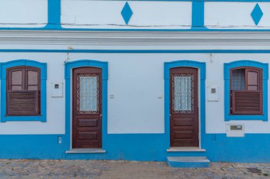 Portekiz 'in eski Cacelha Velha kasabasında dar bir sokak..