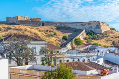 Portekiz 'deki Castro Marim kasabasında eski tahkimat..
