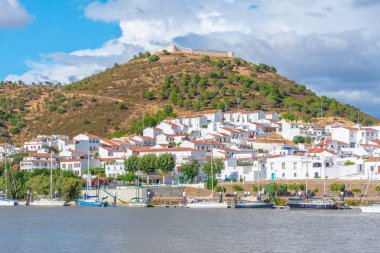 İspanyol kasabası Sanlucar de Guadiana Portekiz şehri Alcoutim 'den izlendi.