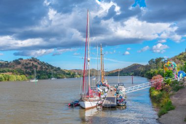 Portekiz 'in Alcoutim kasabasından Guadina nehrindeki tekneler.