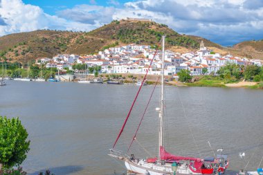 İspanyol kasabası Sanlucar de Guadiana Portekiz şehri Alcoutim 'den izlendi.