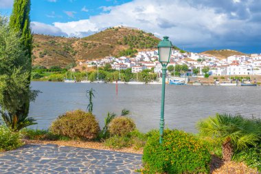 İspanyol kasabası Sanlucar de Guadiana Portekiz şehri Alcoutim 'den izlendi.