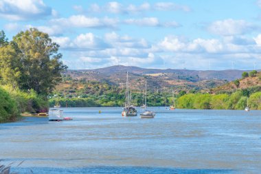 Portekiz 'in Alcoutim kasabasından Guadina nehrindeki tekneler.