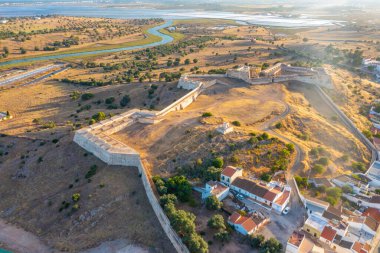 Portekiz 'deki Castro Marim kasabasında eski tahkimat..