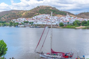 İspanyol kasabası Sanlucar de Guadiana Portekiz şehri Alcoutim 'den izlendi.