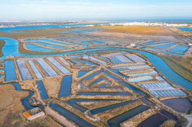 Portekiz 'deki Castro Marim' de tuzlu tavalar.