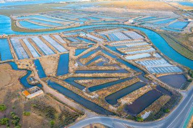 Portekiz 'deki Castro Marim' de tuzlu tavalar.