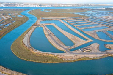 Portekiz 'deki Castro Marim' de tuzlu tavalar.