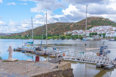 İspanyol kasabası Sanlucar de Guadiana Portekiz şehri Alcoutim 'den izlendi.