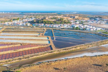 Portekiz 'deki Castro Marim' de tuzlu tavalar.