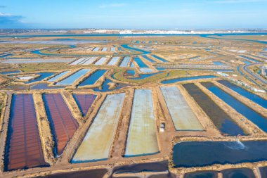 Portekiz 'deki Castro Marim' de tuzlu tavalar.