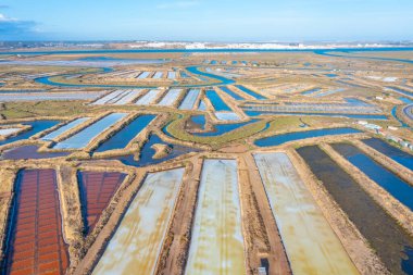 Portekiz 'deki Castro Marim' de tuzlu tavalar.