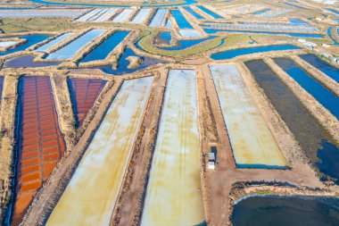 Portekiz 'deki Castro Marim' de tuzlu tavalar.