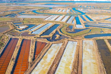 Portekiz 'deki Castro Marim' de tuzlu tavalar.