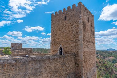 Guadiana nehrine bakan Mertola kalesi, Portekiz.