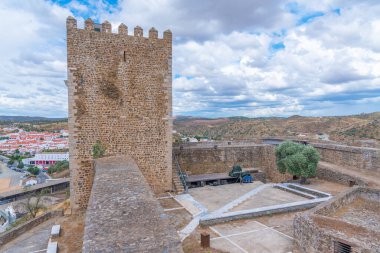 Guadiana nehrine bakan Mertola kalesi, Portekiz.