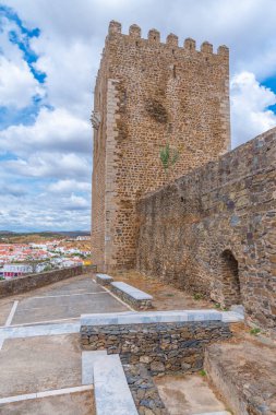 Guadiana nehrine bakan Mertola kalesi, Portekiz.