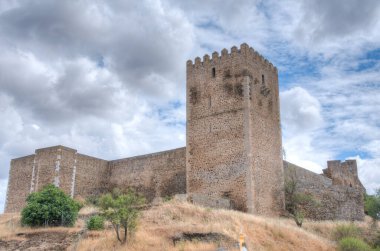Guadiana nehrine bakan Mertola kalesi, Portekiz.