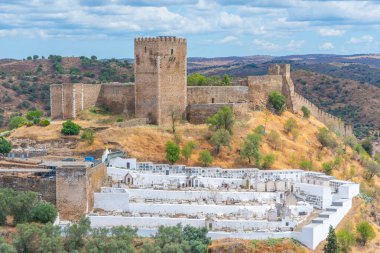 Guadiana nehrine bakan Mertola kalesi, Portekiz.