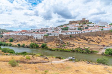 Guadiana nehrine bakan Mertola kalesi, Portekiz.