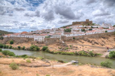 Guadiana nehrine bakan Mertola kalesi, Portekiz.