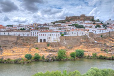 Guadiana nehrine bakan Mertola kalesi, Portekiz.