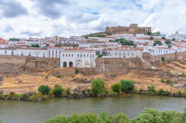 Guadiana nehrine bakan Mertola kalesi, Portekiz.