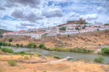 Guadiana nehrine bakan Mertola kalesi, Portekiz.