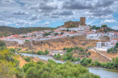 Guadiana nehrine bakan Mertola kalesi, Portekiz.