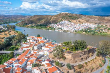 İspanyol kasabası Sanlucar de Guadiana Portekiz şehri Alcoutim 'den izlendi.