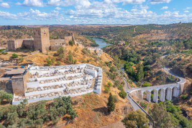 Guadiana nehrine bakan Mertola kalesi, Portekiz.