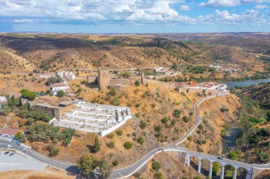 Guadiana nehrine bakan Mertola kalesi, Portekiz.