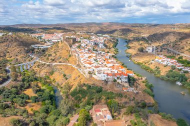 Guadiana nehrine bakan Mertola kalesi, Portekiz.