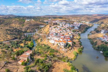 Guadiana nehrine bakan Mertola kalesi, Portekiz.