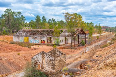 Portekiz 'deki Minas de Sao Domingo' da terk edilmiş bir maden binası..