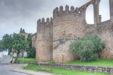 Portekiz 'in Serpa kasabasında su kemeri..