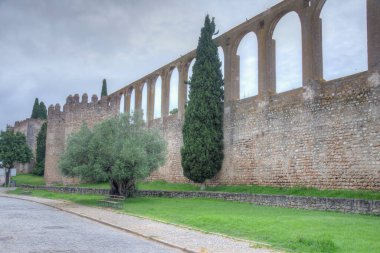 Portekiz 'in Serpa kasabasında su kemeri..