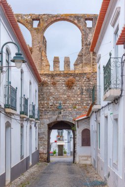 Portekiz 'in Serpa kasabasında su kemeri..