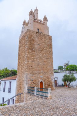 Portekiz 'in Serpa kasabasındaki eski kule.