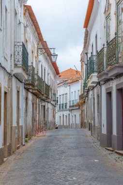 Portekiz 'in Beja kasabasında dar bir sokak..