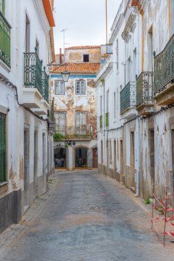 Portekiz 'in Beja kasabasında dar bir sokak..
