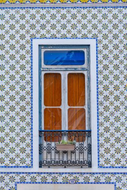 Portekiz 'in Beja kasabasında bir evde Azulejo cephesi.