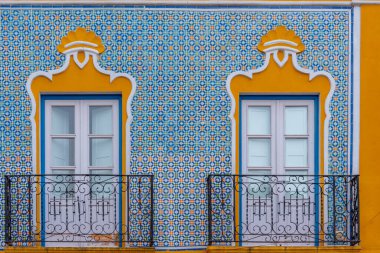 Portekiz 'in Beja kasabasında bir evde Azulejo cephesi.