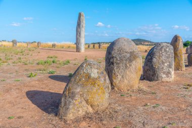 Portekiz 'deki Cromeleque de Xerez' de taş menteşeleri..