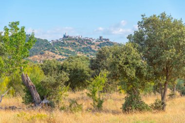 Portekiz köyü Monsaraz 'daki şatonun manzarası.