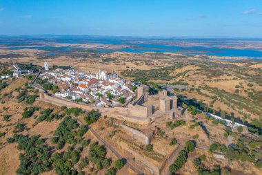 Portekiz 'in Monsaraz kasabasının hava manzarası.